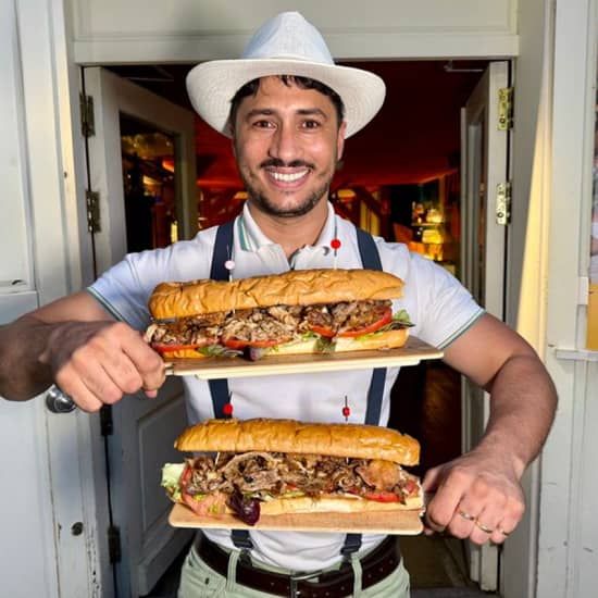 Cartel oficial del evento Amor a bocados, celebra San Valentín en La Mulata Latina con el Bocata Cubano XXL