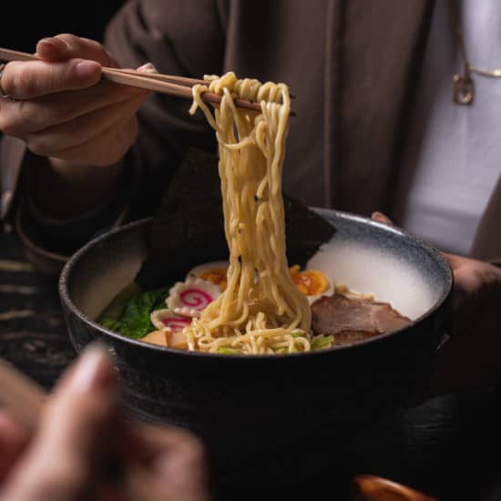 Cartaz oficial do evento Jueves de ramen en Os-kuro