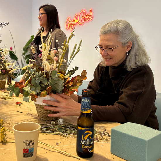 Cartel oficial del evento Craft and Beer: Bloom & Boom: crea tu centro de flores secas preservadas con cerveza libre en Malasaña