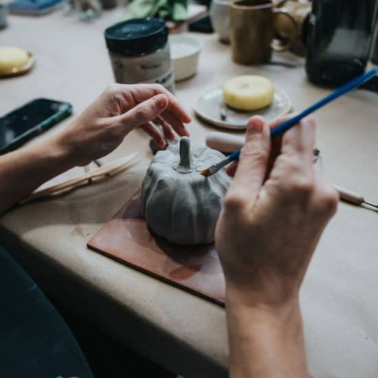 Cartaz oficial do evento Pottery club: taller de cerámica