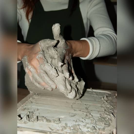 Cartel oficial del evento Crea y pinta tu pieza de cerámica + copa de vino!