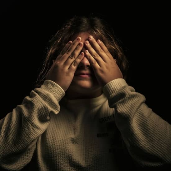 Cartel oficial del evento Escondite en la Oscuridad – Juego inmersivo sensorial de 1h en Barcelona