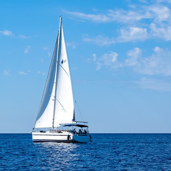 Cartel oficial del evento Paseo privado en velero por la costa de Barcelona con snacks y bebidas