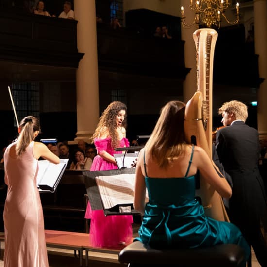 Cartel oficial del evento A Night at the Opera