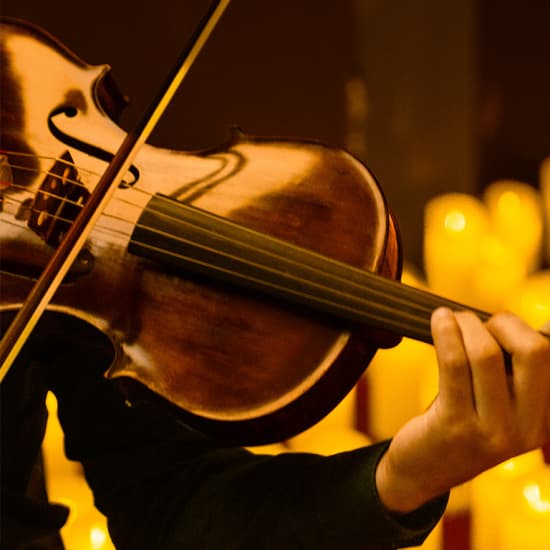 Cartel oficial del evento Candlelight: Compositores intemporais como Mozart, Bach e outros