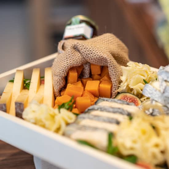 Cartel oficial del evento Dégustation Fromages et Accords Improbables (en français)