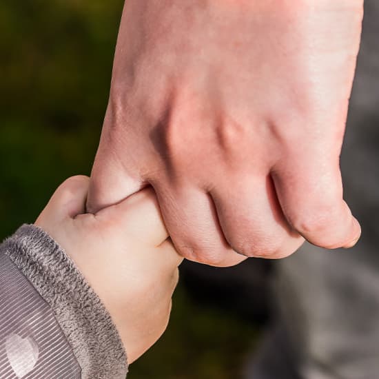 Cartel oficial del evento Constelaciones Familiares en Frizzant