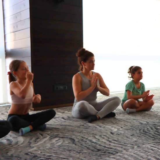 Couverture officielle de l'événement Yoga en familia: juego, movimiento y diversión