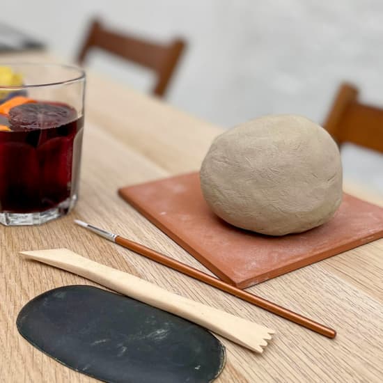 Cartel oficial del evento Pottery & Vermut: taller de cerámica y vermut