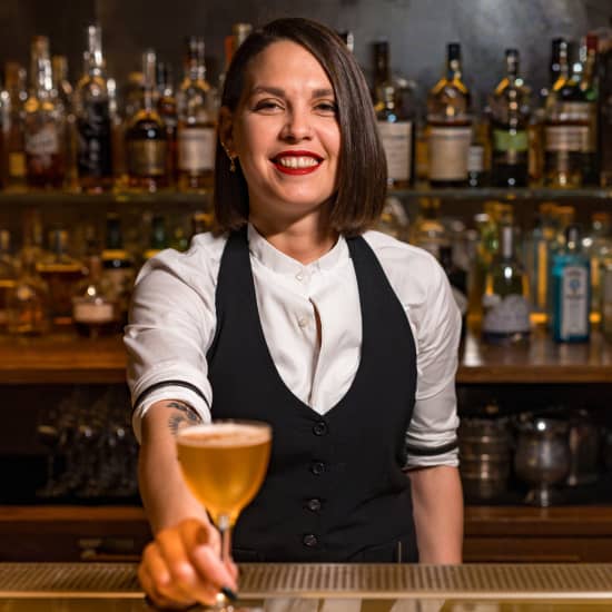 Cartel oficial del evento Guest Bartending con mujeres líderes en la industria