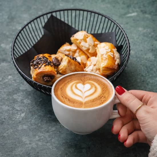 Official cover of the event Café y bollería en Ella Sky Bar