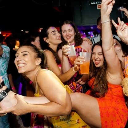 Cartaz oficial do evento Drink & Fall in Love - Lisbon Valentine's Carnival Pub crawl