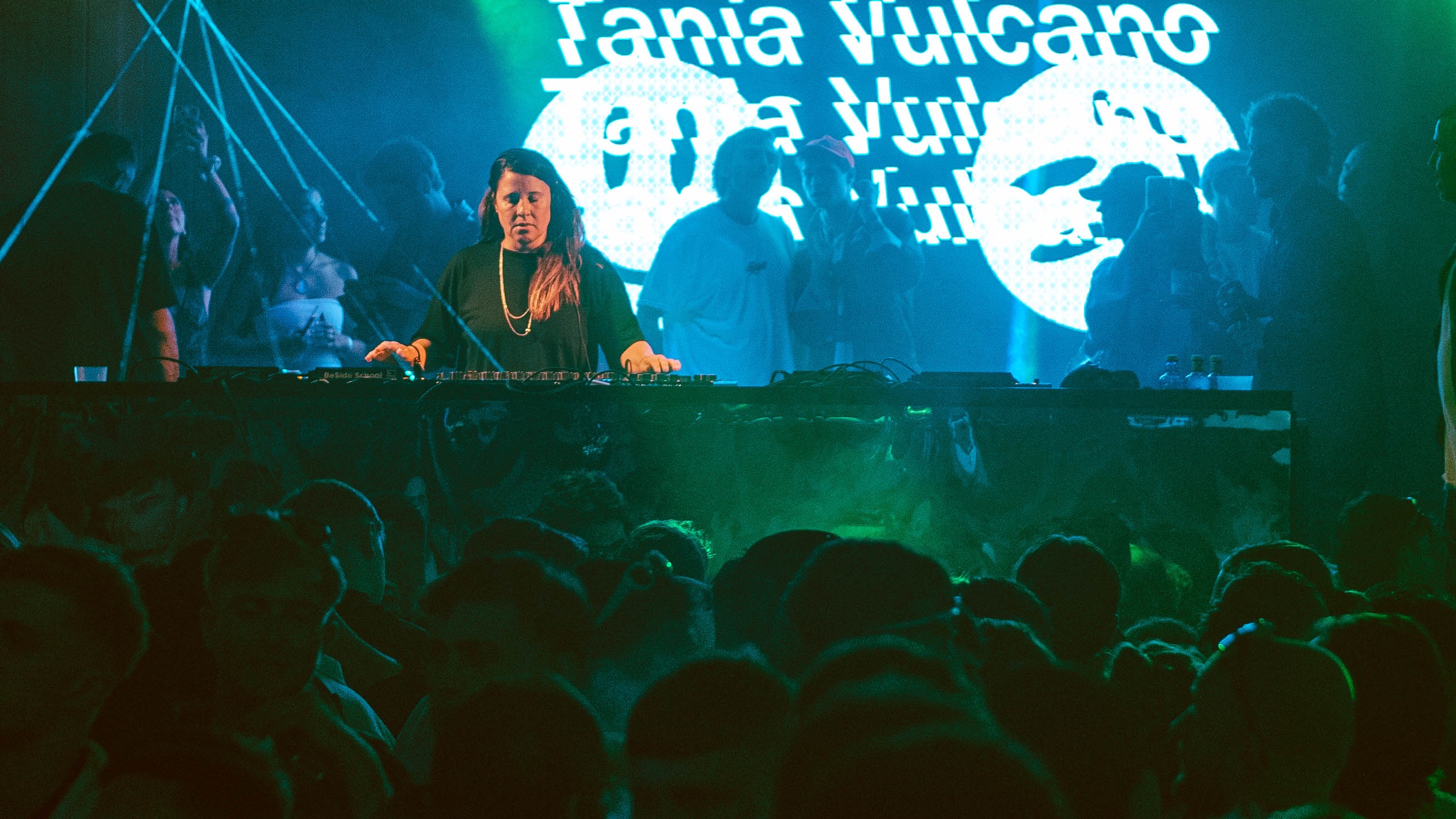 Cartel oficial del evento ROOTS W/ TANIA VULCANO & ALEX